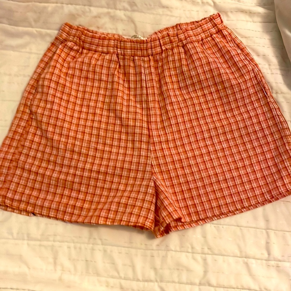 I’m selling shorts. The colors on it is peachy pink and white